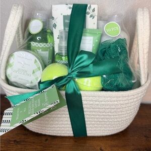 Green Spa Gift Basket for Women Bloomfield 10 Piece NWT